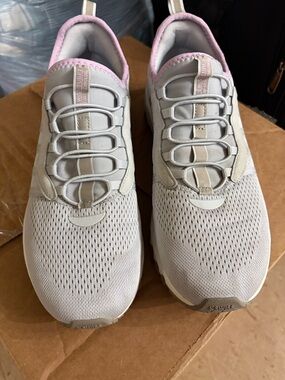 K-Swiss Women’s Light Gray Athletic Sneakers with Purple Collar